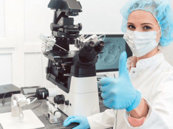 egg freezing clinicition gicing a thumbs up in a blue nitrile glove
