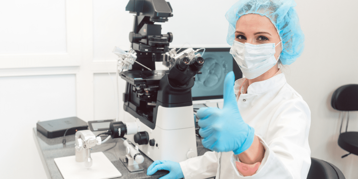 egg freezing clinicition gicing a thumbs up in a blue nitrile glove